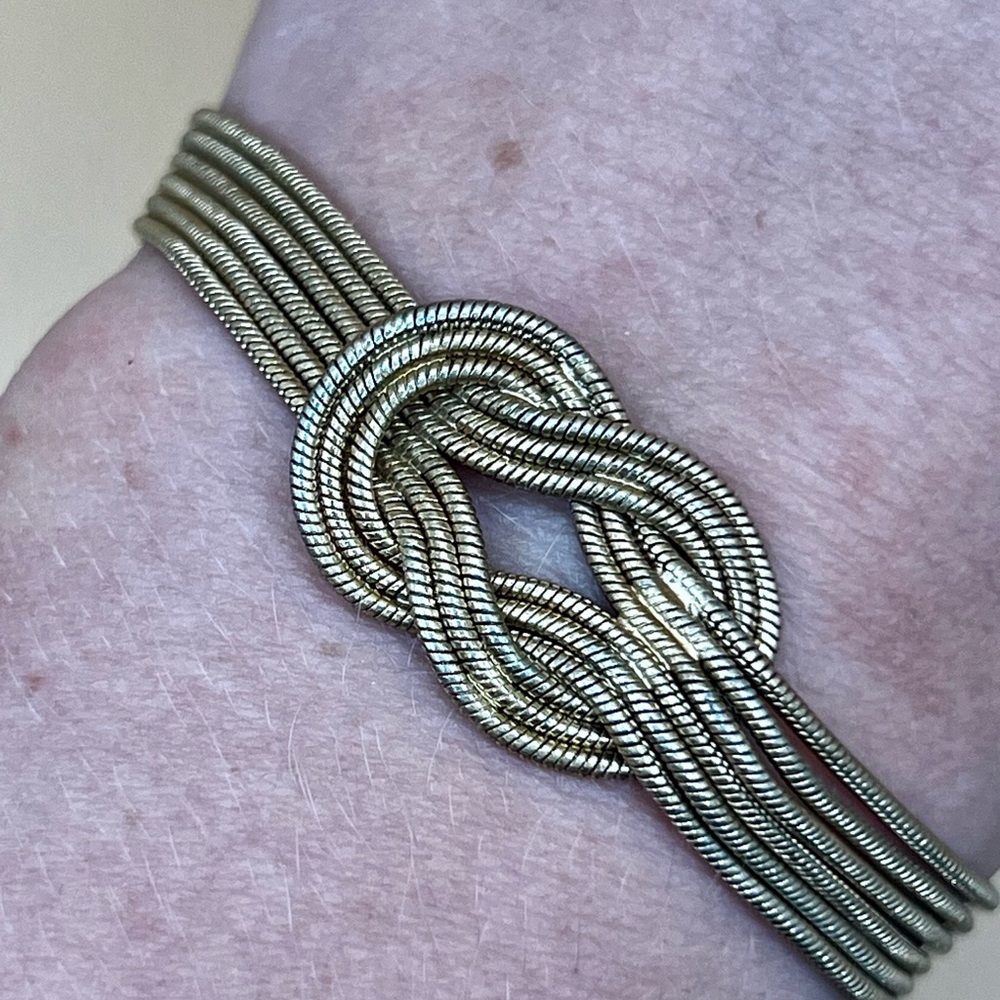Elegant Gold Knot Bracelet